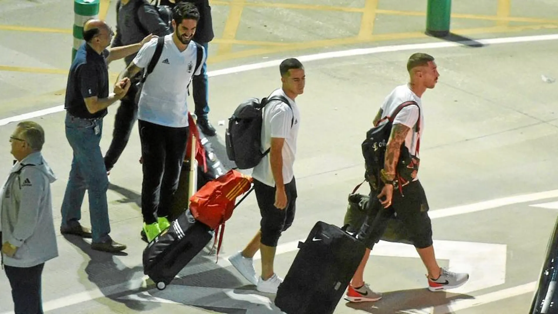 Ramos, Lucas Vázquez e Isco se marchan del aeropuerto de Barajas después de despedirse del resto del equipo / Efe