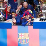 uis Suárez e Iniesta en el autobús con los trofeos que acreditan al Barcelona como ganador del doblete