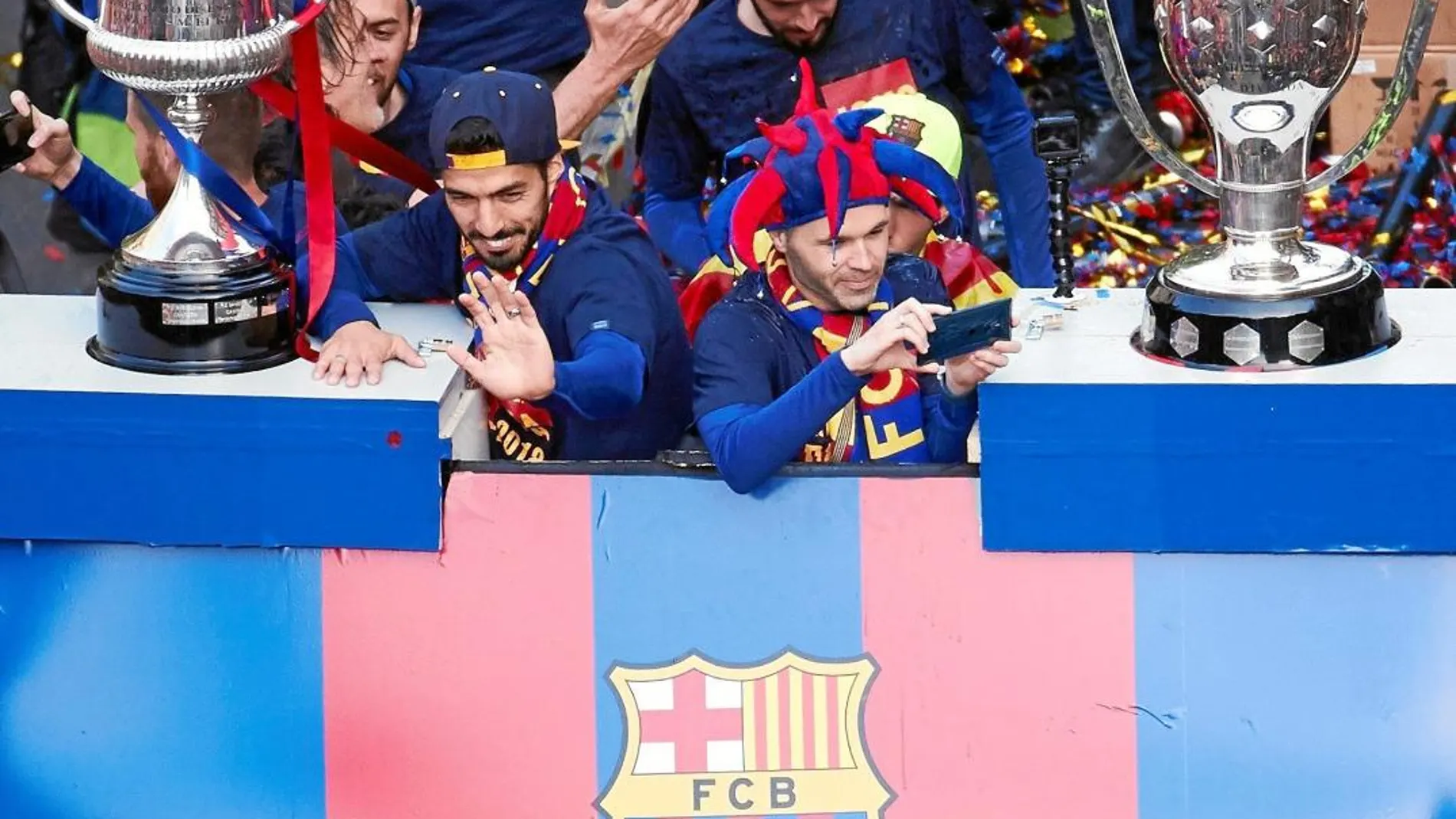 uis Suárez e Iniesta en el autobús con los trofeos que acreditan al Barcelona como ganador del doblete