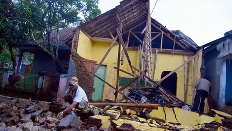 Así han quedado algunas vivienda tras el terremoto en la isla de Java