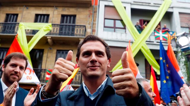 El candidato de Ciudadanos a la Presidencia del Gobierno, Albert Rivera, durante su mitin electoral en Rentería