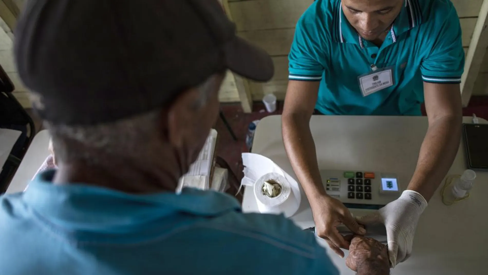 Un hombre vota en el único centro electoral en Iranduba, estado de Amazonas (Brasil)/Foto: Efe