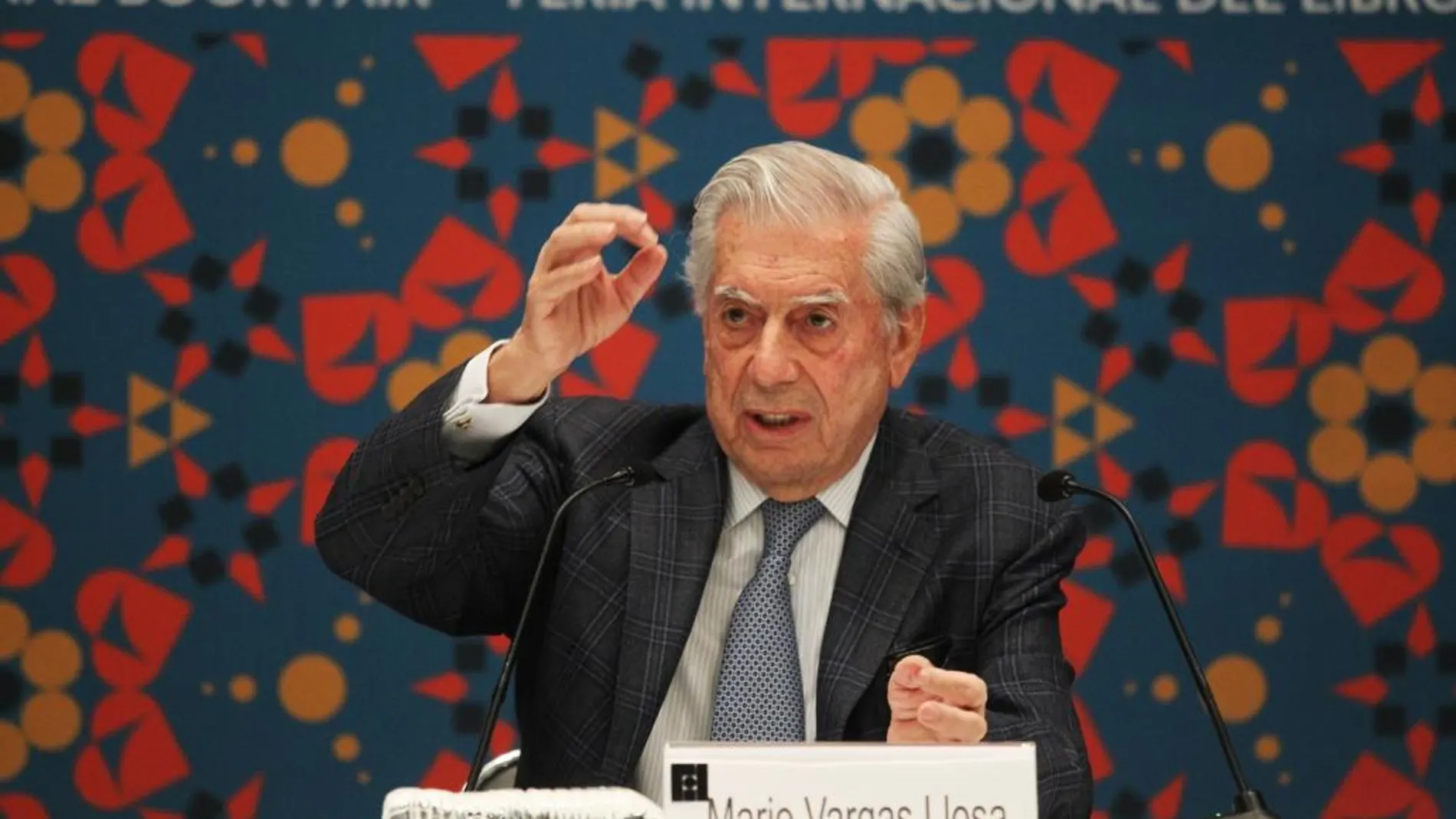 El escritor peruano Mario Vargas Llosa presenta su libro "Cinco Esquinas"durante la Feria Internacional del Libro de Guadalajara (FIL) (México)