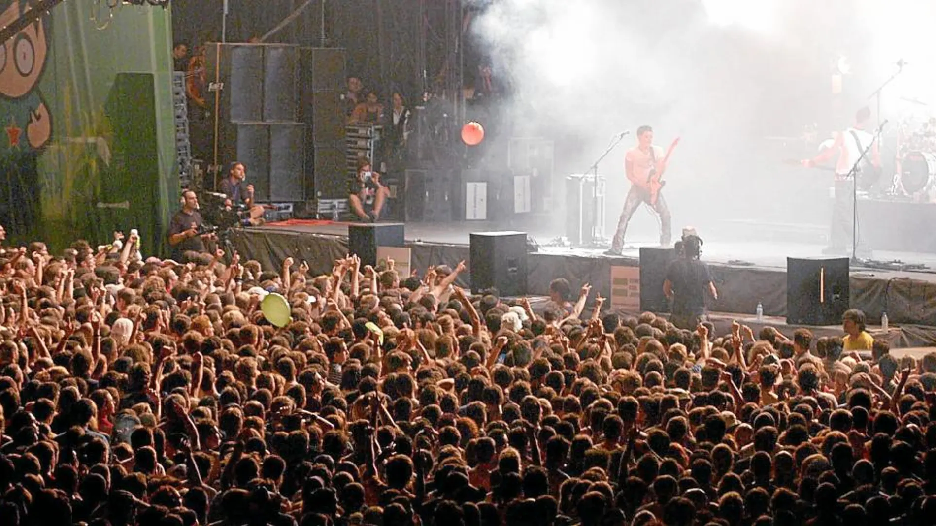 Miles de jóvenes disfrutan de un concierto en el Festival Internacional de Benicàssim.