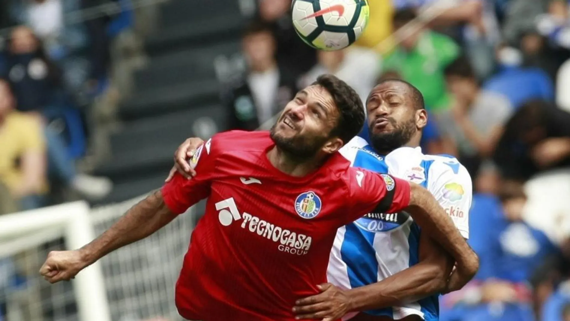 El delantero del Getafe Jorge Molina (i) disputa un balón con el defensa brasileño del Deportivo Sidnei (d) durante el partido correspondiente a la séptima jornada de LaLiga Santander disputado hoy en el estadio de Riazor.