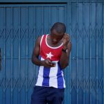 Un cubano con un móvil en la vía pública en La Habana, el pasado 5 de septiembre