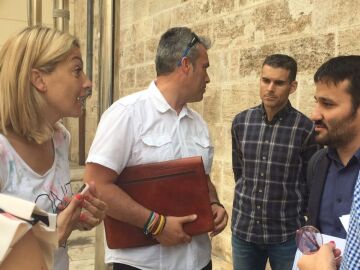 Las familias del Pureza de María Grao entregaron ayer al conseller de Educación, Vicent Marzà, un dossier con más de 5.000 firmas en contra de la supresión de aulas en la concertada (LA RAZÓN)