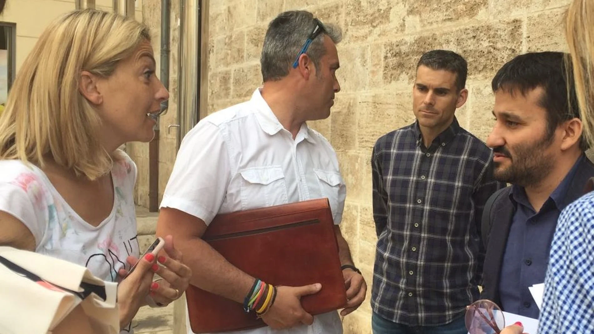 Las familias del Pureza de María Grao entregaron ayer al conseller de Educación, Vicent Marzà, un dossier con más de 5.000 firmas en contra de la supresión de aulas en la concertada (LA RAZÓN)