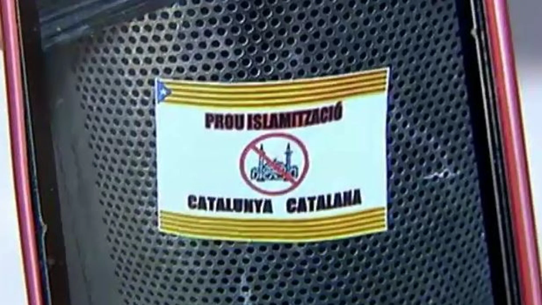 Investigan la aparición de pegatinas islamófobas en Ripoll