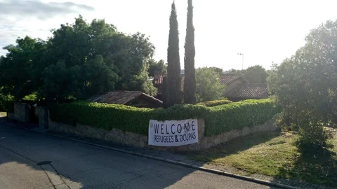 Imagen del cartel colgado en la casa de Pablo Iglesias e Irene Montero en Galapagar