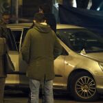 La persona fallecida ha recibido los disparos dentro de un coche, en cuya luna frontal se puede apreciar una media docena de agujeros por disparo de bala