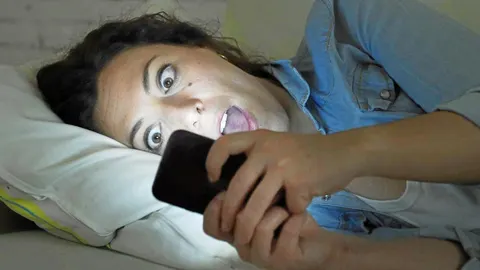 Pese a los mitos, nuestro móvil no escucha las conversaciones que tenemos