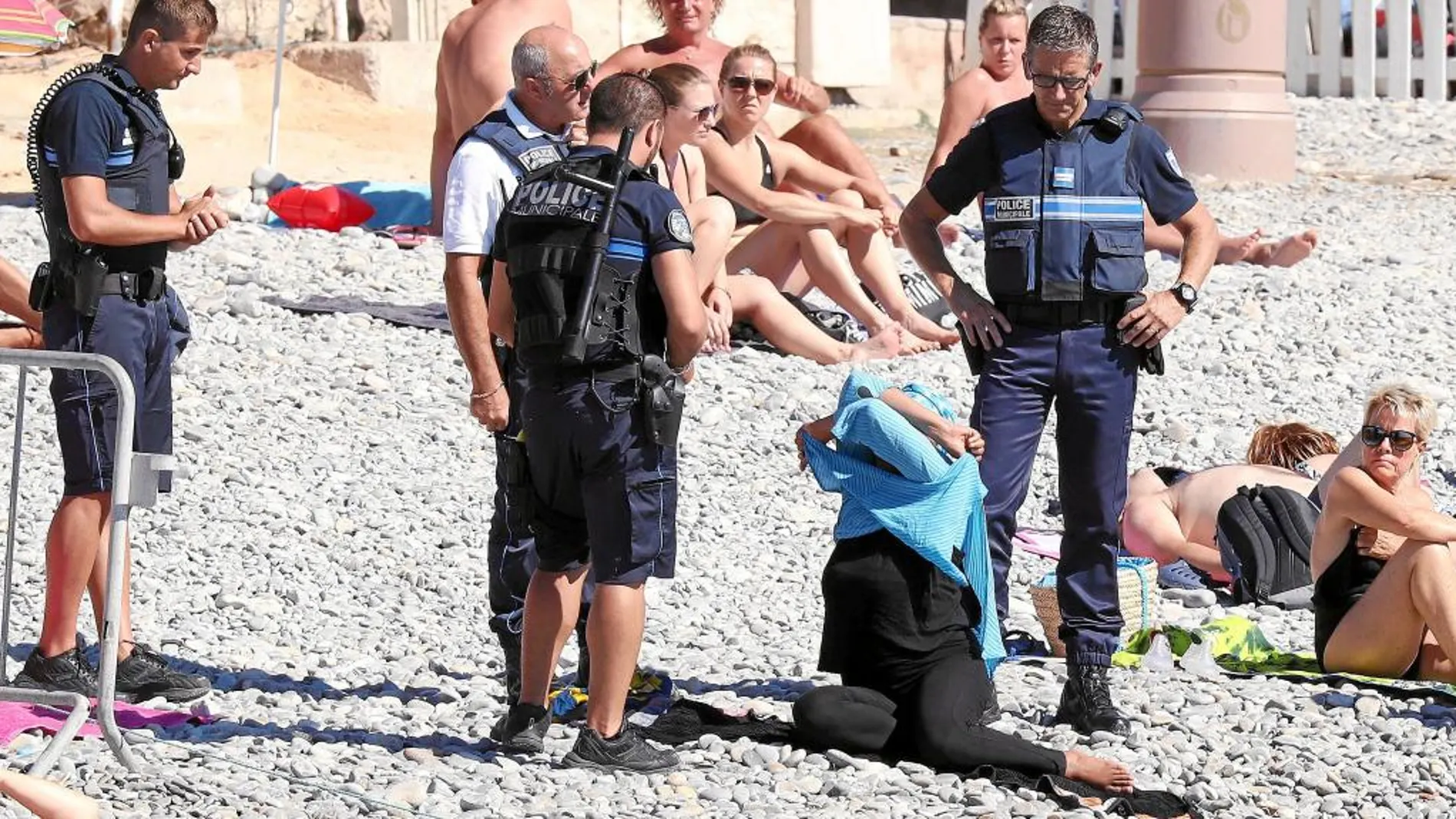 Policías obligan a una mujer a despojarse del «burkini» en la playa de Niza