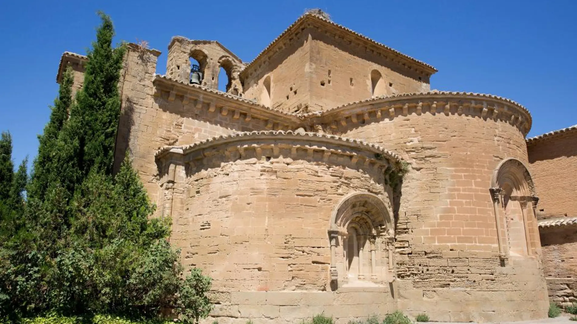 Vista exterior del ábside de la iglesia del Monasterio de Sijena (Huesca)