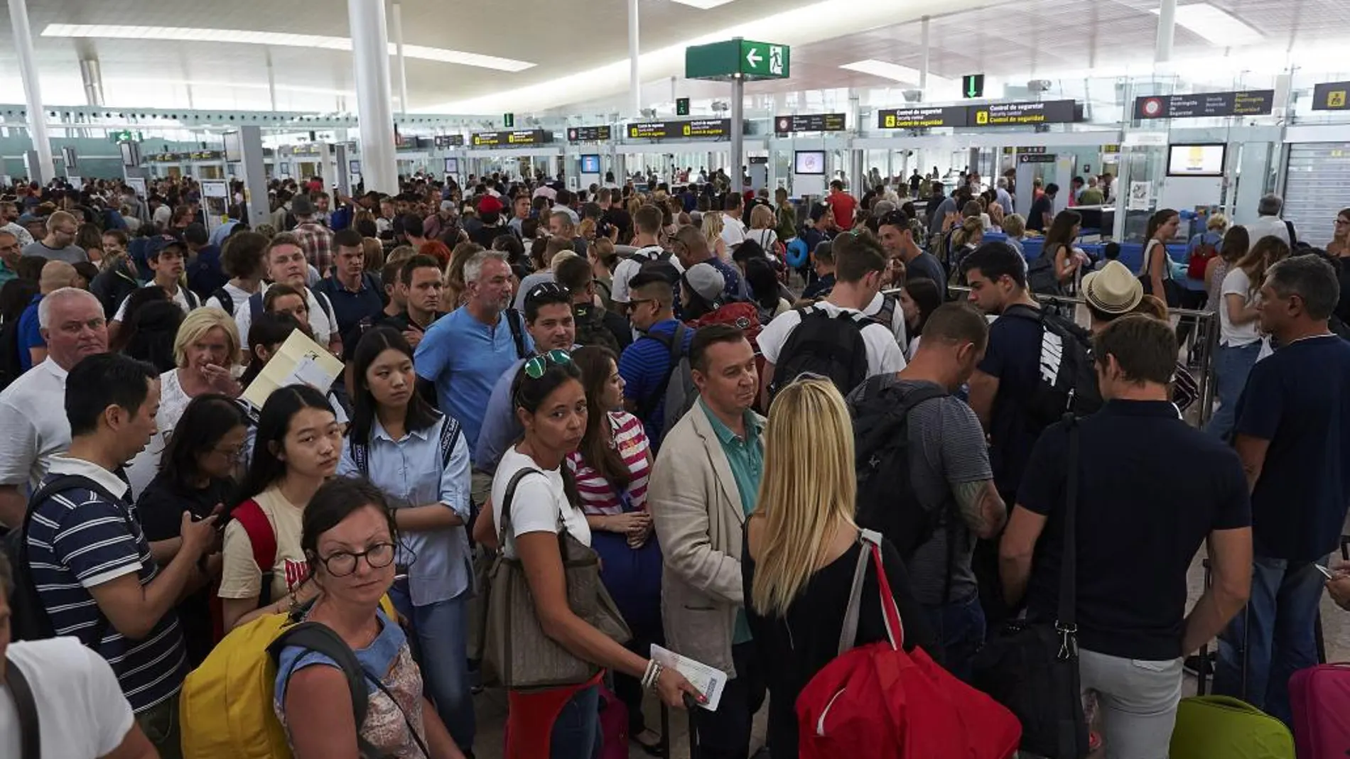 Colas en los controles de seguridad en la terminal T1 del Aeropuerto de Barcelona-El Prat
