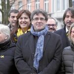 El ex president juntoa la responsable de campaña de su partido, Elsa Artadi y el diputado de Junts Per Catalunya, Eduard Pujol, ayer en un encuentro en Bruselas