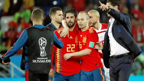 Isco recibe el abrazo de Iniesta tras el encuentro, rodeados los dos por Hierro, Nacho, Azpilicueta y Amrabat