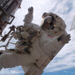 Un mecánico de vuelo de la NASA, en el exterior de la Estación Espacial Internacional / Efe