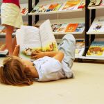 Una niña leyendo un cuento