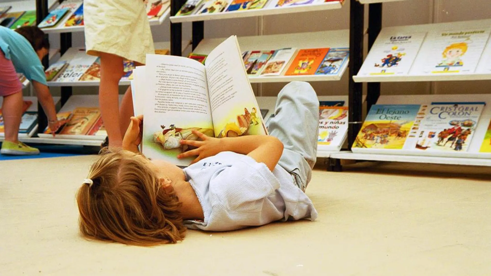 Una niña leyendo un cuento
