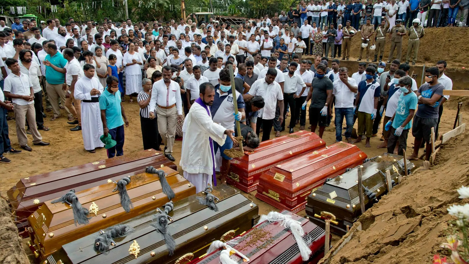 Uno de los entierros de víctimas de los atentados del domingo en Sri Lanka