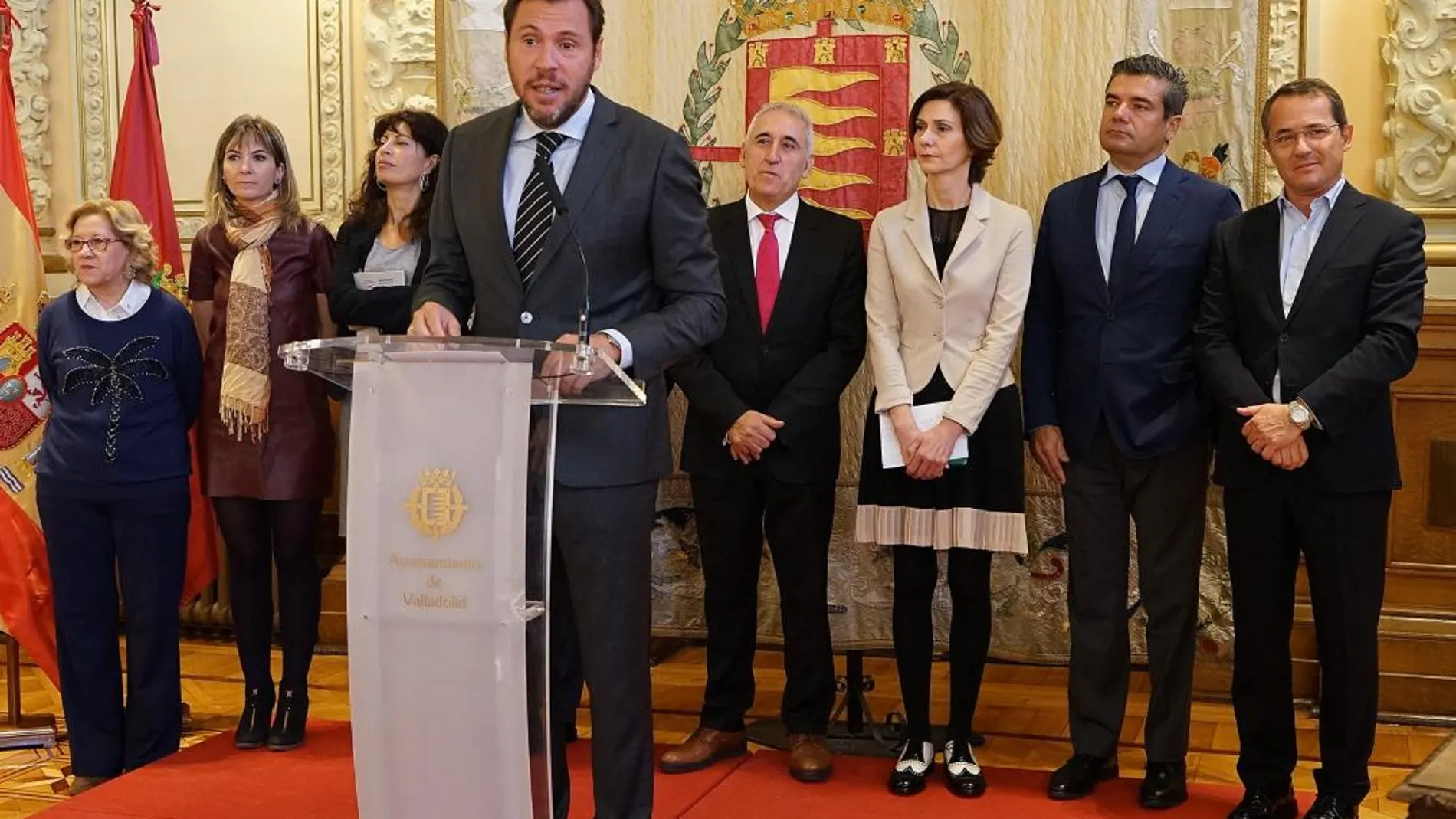 El alcalde de Valladolid, Óscar Puente, preside la firma del convenio entre la secretaria de Estado de Turismo, Isabel Oliver, y el presidente de Saborea España, Adolfo Muñoz, en presencia de la vicepresidenta de la entidad y concejala de Turismo de la ciudad, Ana Redondo