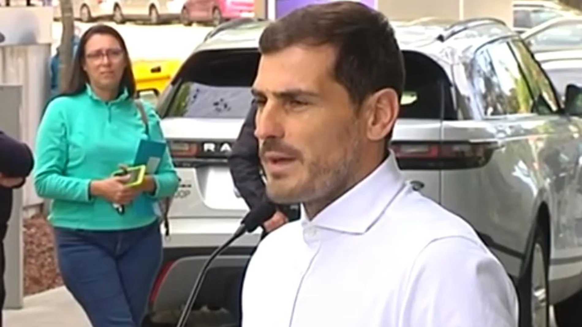 Iker Casillas a la salida del hospital