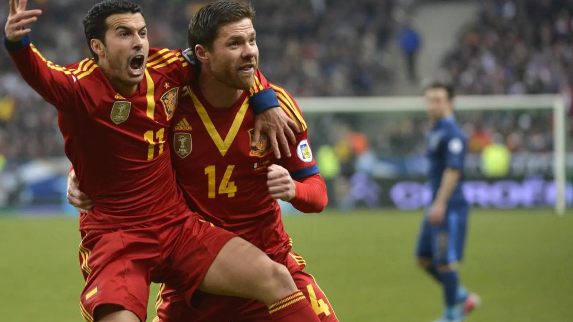 El centrocampista de la selección española, Pedro Rodríguez (i) celebra con su compañero Xabi Alonso (d) su gol ante Francia