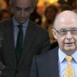 El ministro de Hacienda y Administraciones Públicas, Cristóbal Montoro, junto a la secretaria de Estado de Presupuestos y Gastos, Marta Fernández Currás.