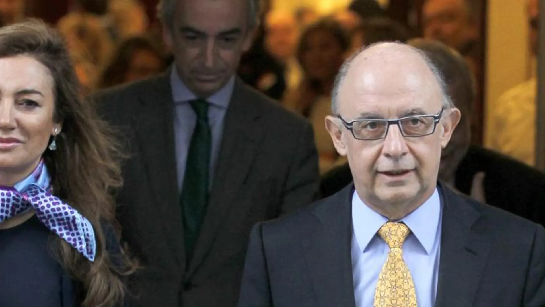 El ministro de Hacienda y Administraciones Públicas, Cristóbal Montoro, junto a la secretaria de Estado de Presupuestos y Gastos, Marta Fernández Currás.