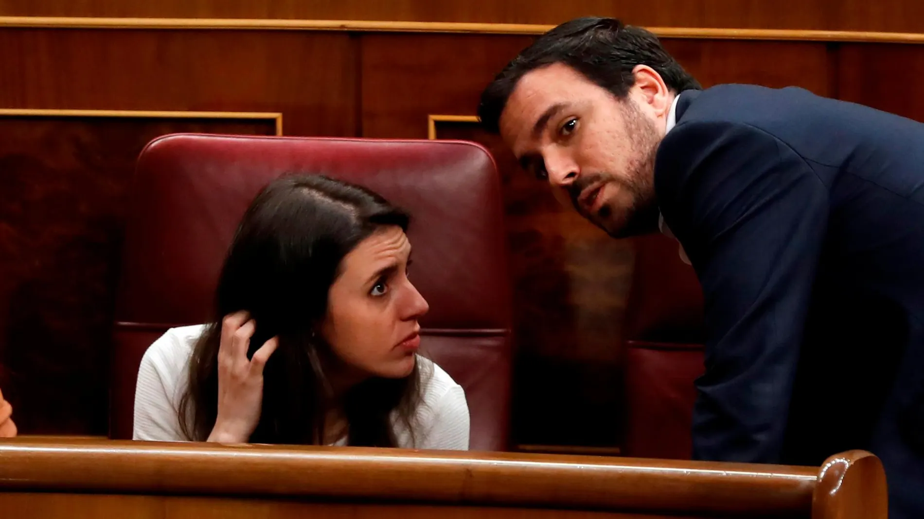 La portavoz de Unidos Podemos en el Congreso, Irene Montero (i), conversa con el coordinador federal de IU, Alberto Garzón