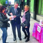 Antonio Silván se pone el lazo «rosa» conmemorativo del Día Mundial de la Lucha contra el Cáncer de Mama.