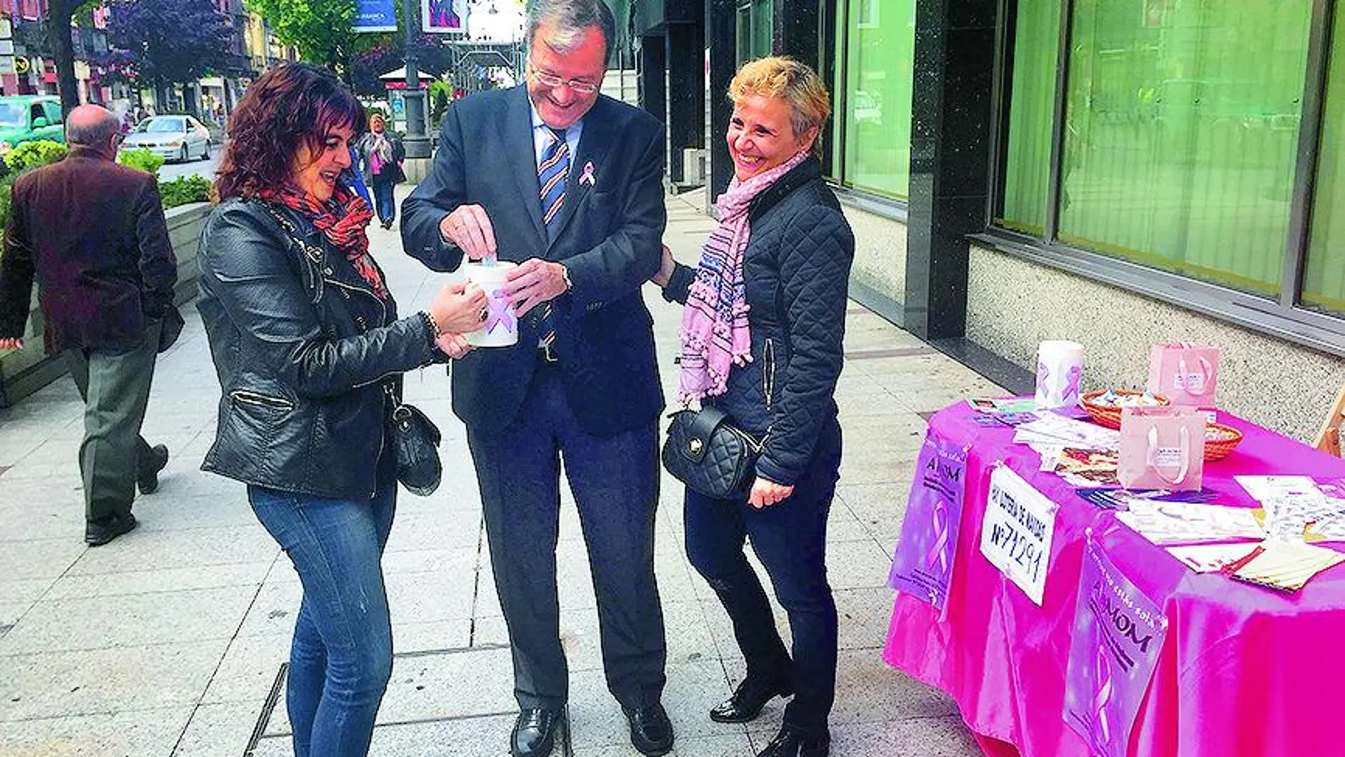 Antonio Silván se pone el lazo «rosa» conmemorativo del Día Mundial de la Lucha contra el Cáncer de Mama.