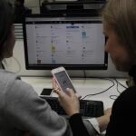 El móvil privado se usa en España para trabajar más que en otros países / Connie G. Santos