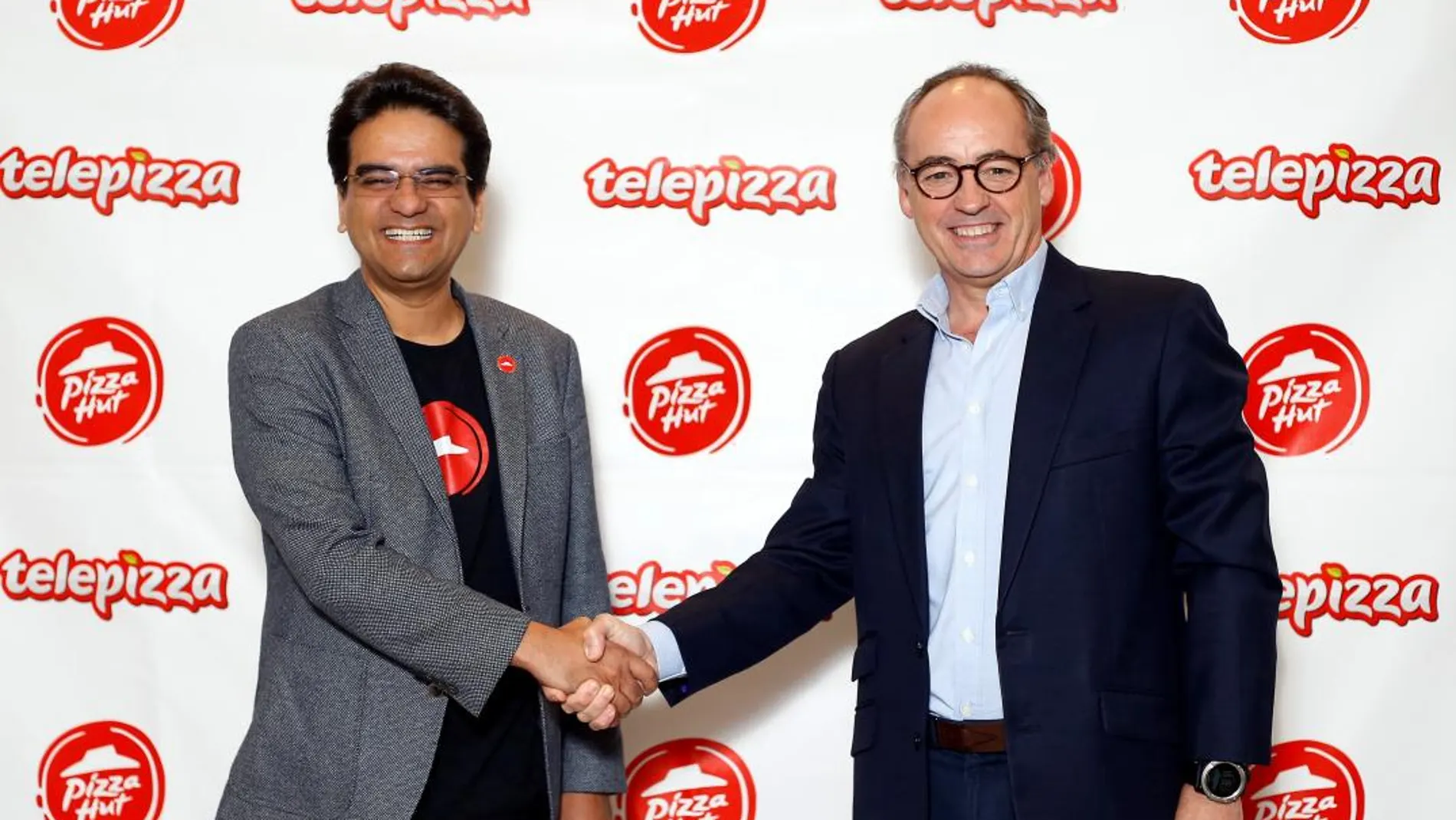 Milind Pant (i), presidente de Pizza Hut International y Pablo Juantegui, presidente ejecutivo y CEO de Grupo Telepizza. / Efe