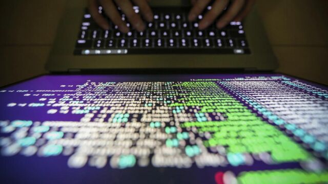 Un programador intentando minimizar los efectos de un malware, en una imagen de archivo