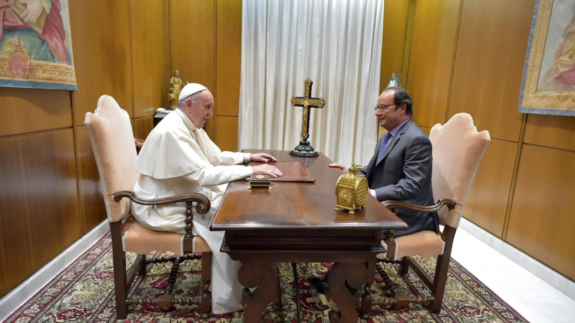 El Papa coversa con Francois Hollande