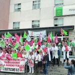 Médicos y enfermeros protestan contra los recortes en el hospital de Jerez.