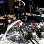 Con motivo del 80 aniversario de la muerte del poeta Antonio Machado, alumnos del IES Machado han realizado un acto en la sepultura de su esposa, Leonor Izquierdo.