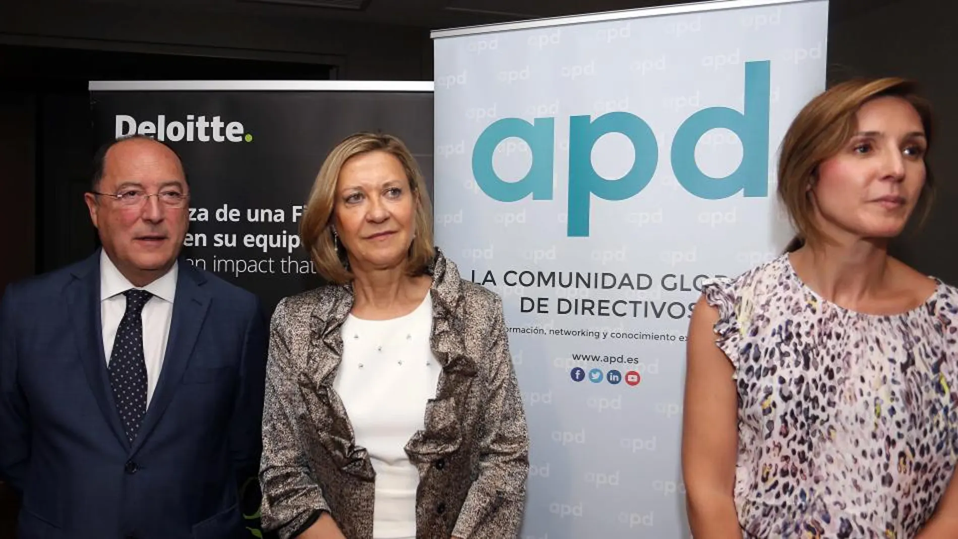 La consejera Pilar del Olmo junto al presidente de APD, Carlos Moro, y la socia de Deloite, Diana Soto