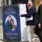 Un grupo de personas firman una carta gigante de felicitación para la boda real que se enviará al príncipe Harry y su prometida Meghan Markle. Efe