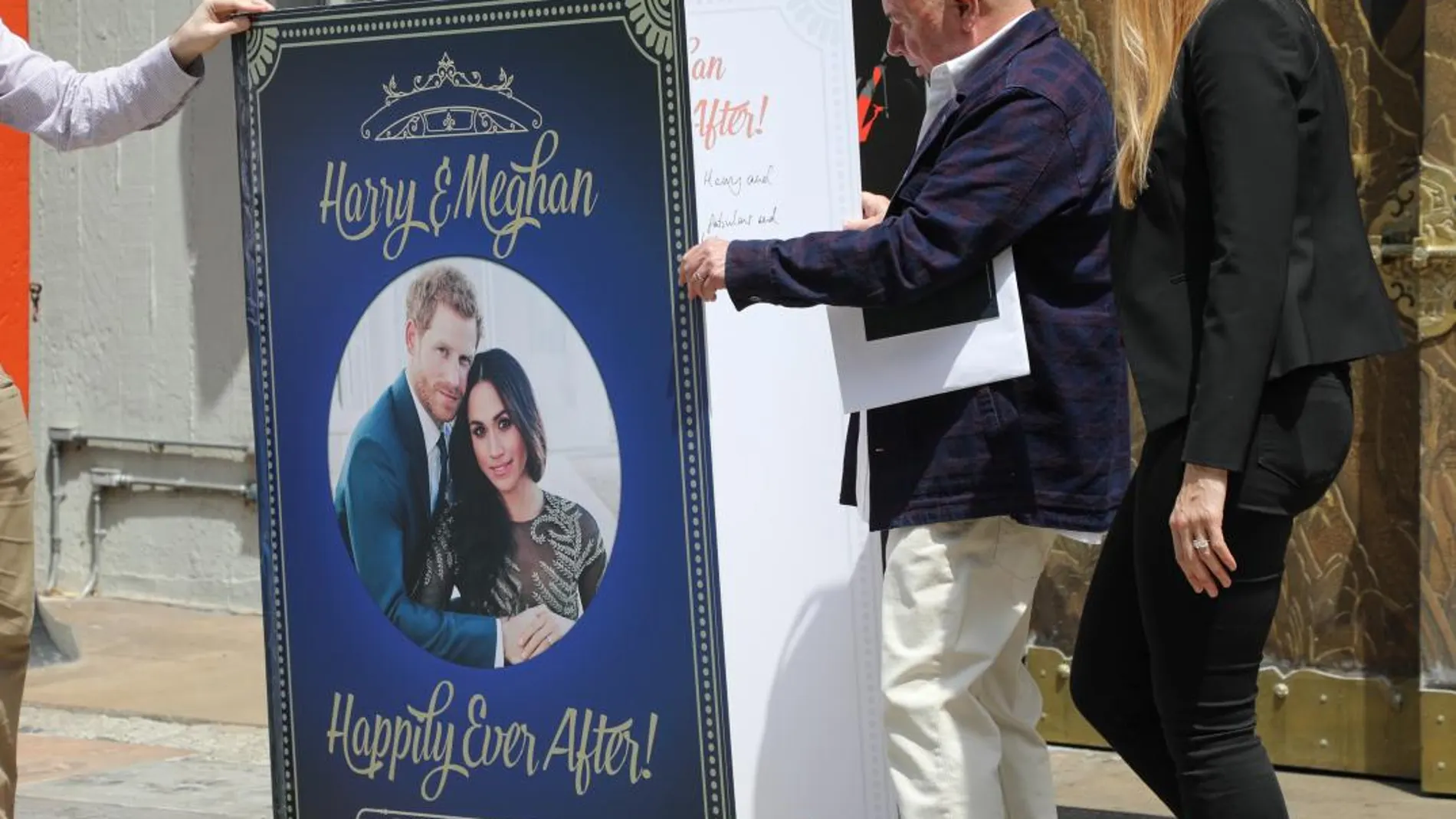 Un grupo de personas firman una carta gigante de felicitación para la boda real que se enviará al príncipe Harry y su prometida Meghan Markle. Efe