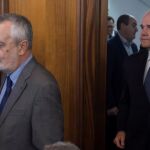 Jose Antonio Griñán y Manuel Chaves entran en la sala en el juicio de la pieza política de los ERE en la Audiencia de Sevilla. Efe