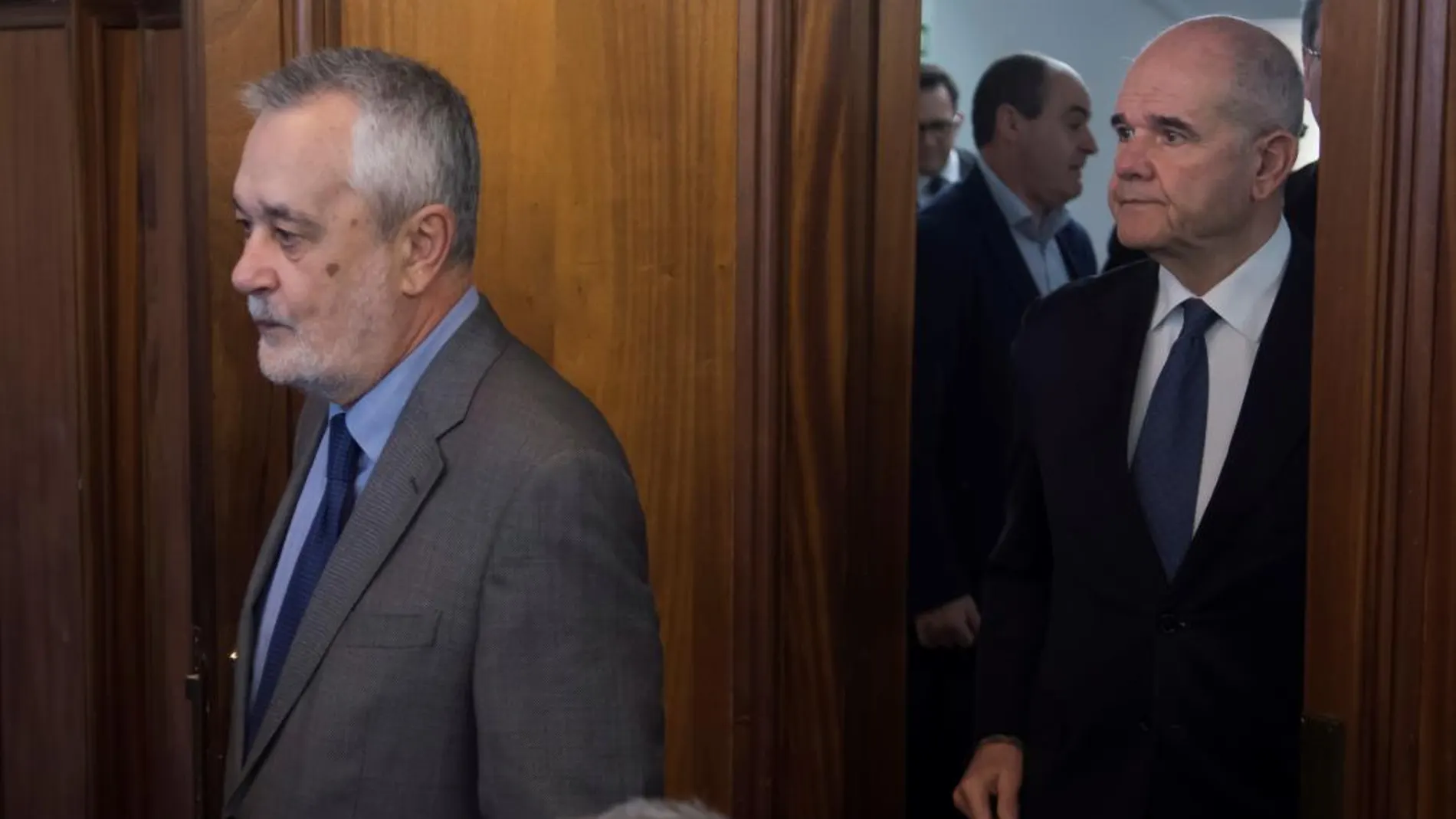 Jose Antonio Griñán y Manuel Chaves entran en la sala en el juicio de la pieza política de los ERE en la Audiencia de Sevilla. Efe