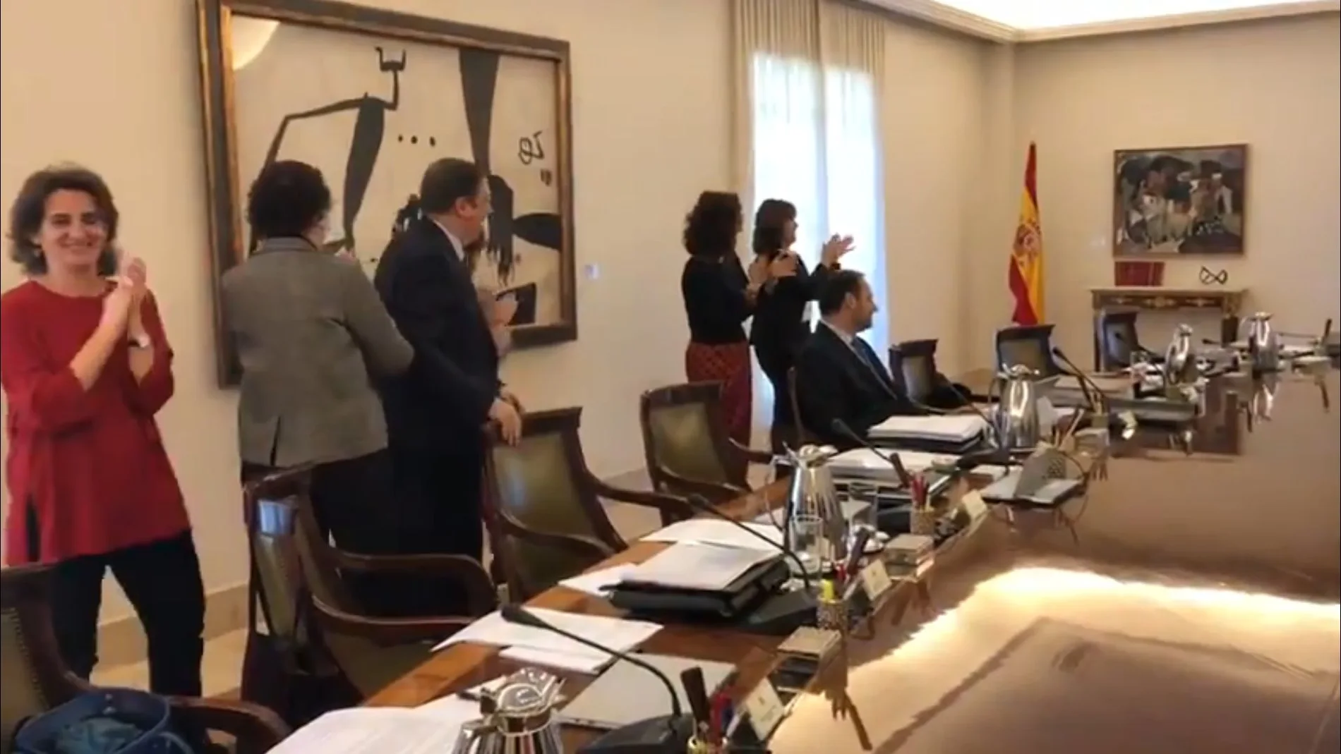 Los ministros aplauden a Pedro Sánchez