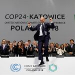 El presidente de COP24, Michal Kurtyka, reacciona con alegría en la conferencia que tuvo lugar en Katowice (Polonia) / Reuters