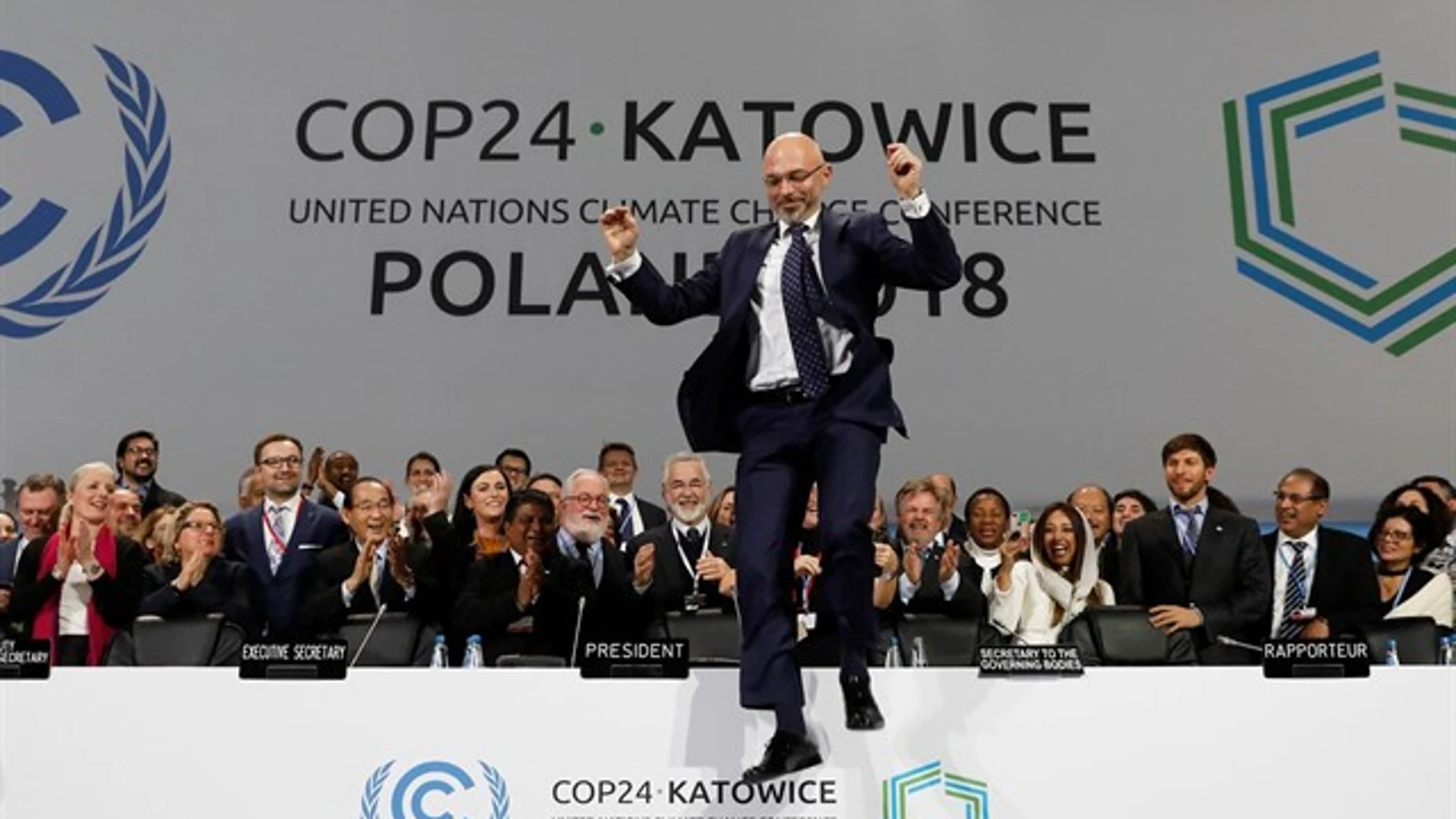 El presidente de COP24, Michal Kurtyka, reacciona con alegría en la conferencia que tuvo lugar en Katowice (Polonia) / Reuters