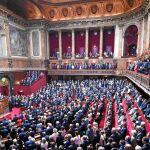 Senadores y diputados escuchan ayer en Versalles las palabras del presidente Emmanuel Macron en algo comparado al tradicional discurso de la Unión del presidente de EE UU