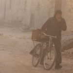 Un civil con una bicicleta en el barrio asediado de al-Shaar.