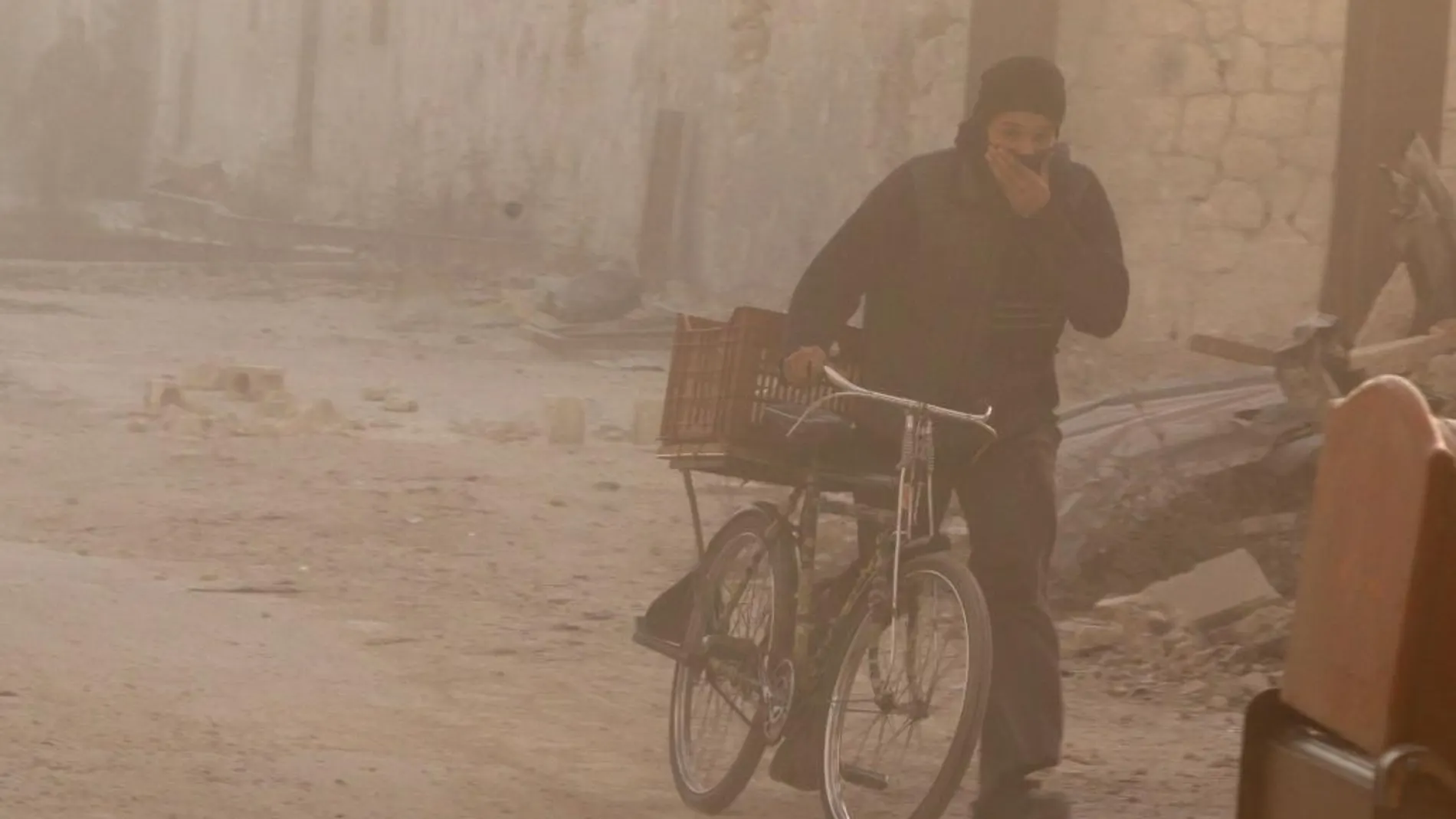 Un civil con una bicicleta en el barrio asediado de al-Shaar.